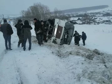 Фото: На кузбасской трассе автобус с пассажирами упал на бок 1