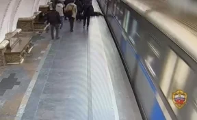 В московском метро женщина толкнула знакомого на прибывающий поезд