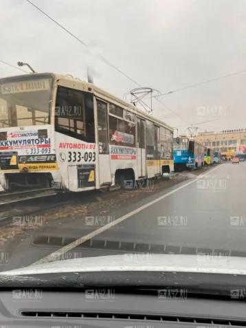 Фото: Очевидцы: в Кемерове трамвай сошёл с рельсов 3