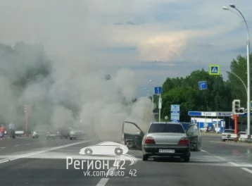 Фото: На выезде из Кемерова из-за горящей иномарки сформировалась пробка 1