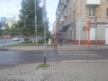 Фото: Иномарка врезалась в дом в центре Кемерова 2