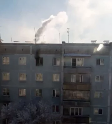 Фото: Серьёзный пожар в пятиэтажке в Кузбассе попал на видео 1