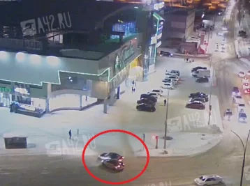 Фото: В Кемерове напротив крупного ТРЦ столкнулись два автомобиля: момент ДТП попал на видео 1
