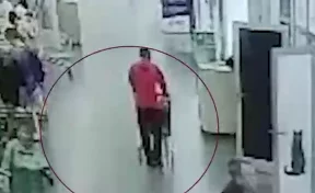 В кемеровском гипермаркете мужчина набрал полную тележку продуктов и попытался скрыться в обход кассы