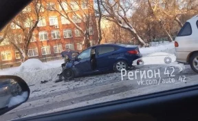 Лобовое ДТП в центре Кемерове спровоцировало пробку