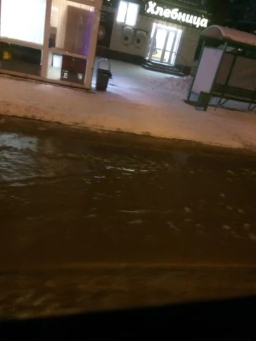 Фото: В Кемерове холодная вода затопила улицу в Кировском районе  2