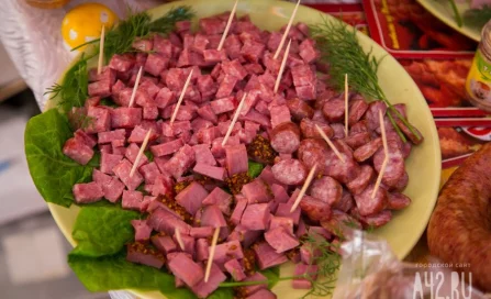 Врач: частое употребление сырокопчёной колбасы приводит к гипертонии и атеросклерозу