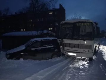 Фото: В Кузбассе пьяный мужчина угнал с парковки автобус и попал на нём в ДТП 1