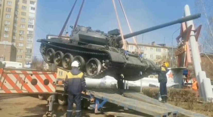В Кемерове из парка имени Жукова увезли танк Т-55