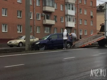 Фото: На проспекте Шахтёров в Кемерове автоледи влетела в столб 1