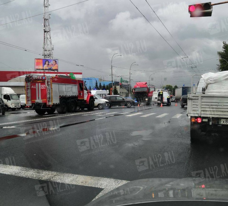 В Кемерове столкнулись легковушка и грузовик, очевидцы сообщают о пострадавшем