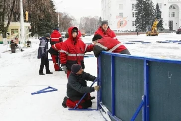 Фото: В Кемерове начали монтировать ледовую площадку на площади Советов 4