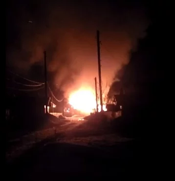 Фото: Ночной пожар в жилом доме в Кузбассе сняли на видео 1