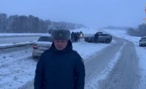 На кузбасской трассе в ДТП попали 6 автомобилей, один человек травмирован