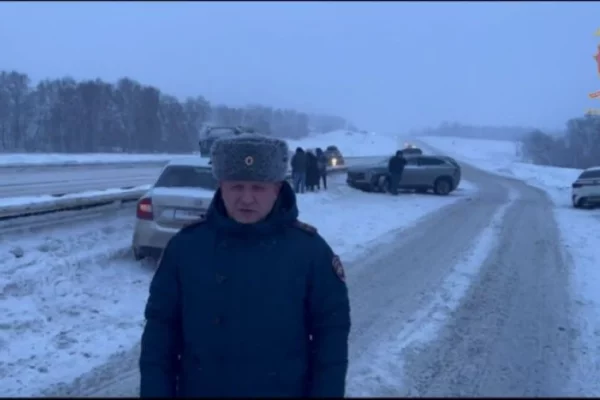 На кузбасской трассе в ДТП попали 6 автомобилей, один человек травмирован