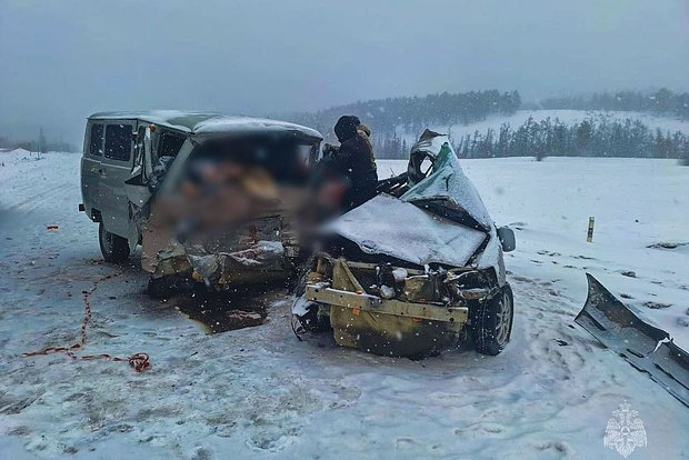 В Якутии на трассе «Умнас» в ДТП погибли четыре человека, ещё четверо в больнице