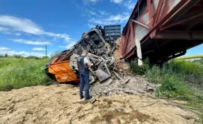 В Хабаровском крае локомотив сошёл с рельсов и перевернулся 