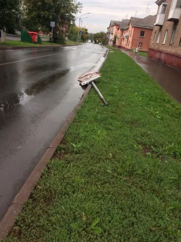 Фото: В Кемерове неизвестные сломали дорожные знаки 1