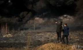 В Кузбассе ночью загорелись дома и хозпостройки, площадь пожара превысила 170 квадратных метров