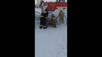Фото: В Кемерове горящий автомобиль сняли на видео 1