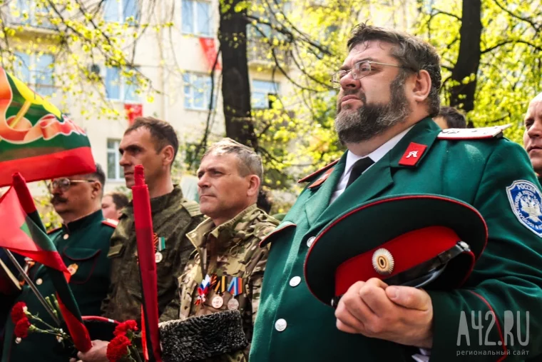Фото: Т-34, «Бессмертный полк» и салют: Кемерово отмечает 80-летие Победы 51