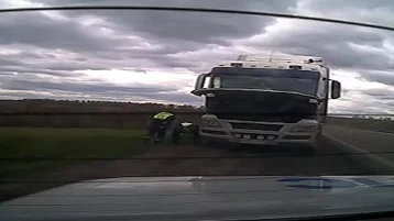 Фото: Дальнобойщика придавило кабиной грузовика на кузбасской трассе 1