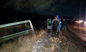 На трассе в Кузбассе произошло ДТП с участием автобуса и иномарки: 2 человека погибли, 7 пострадали