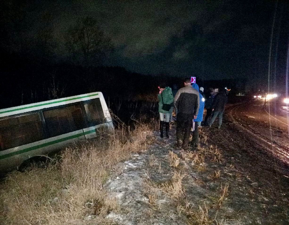 На трассе в Кузбассе произошло ДТП с участием автобуса и иномарки: 2 человека погибли, 7 пострадали