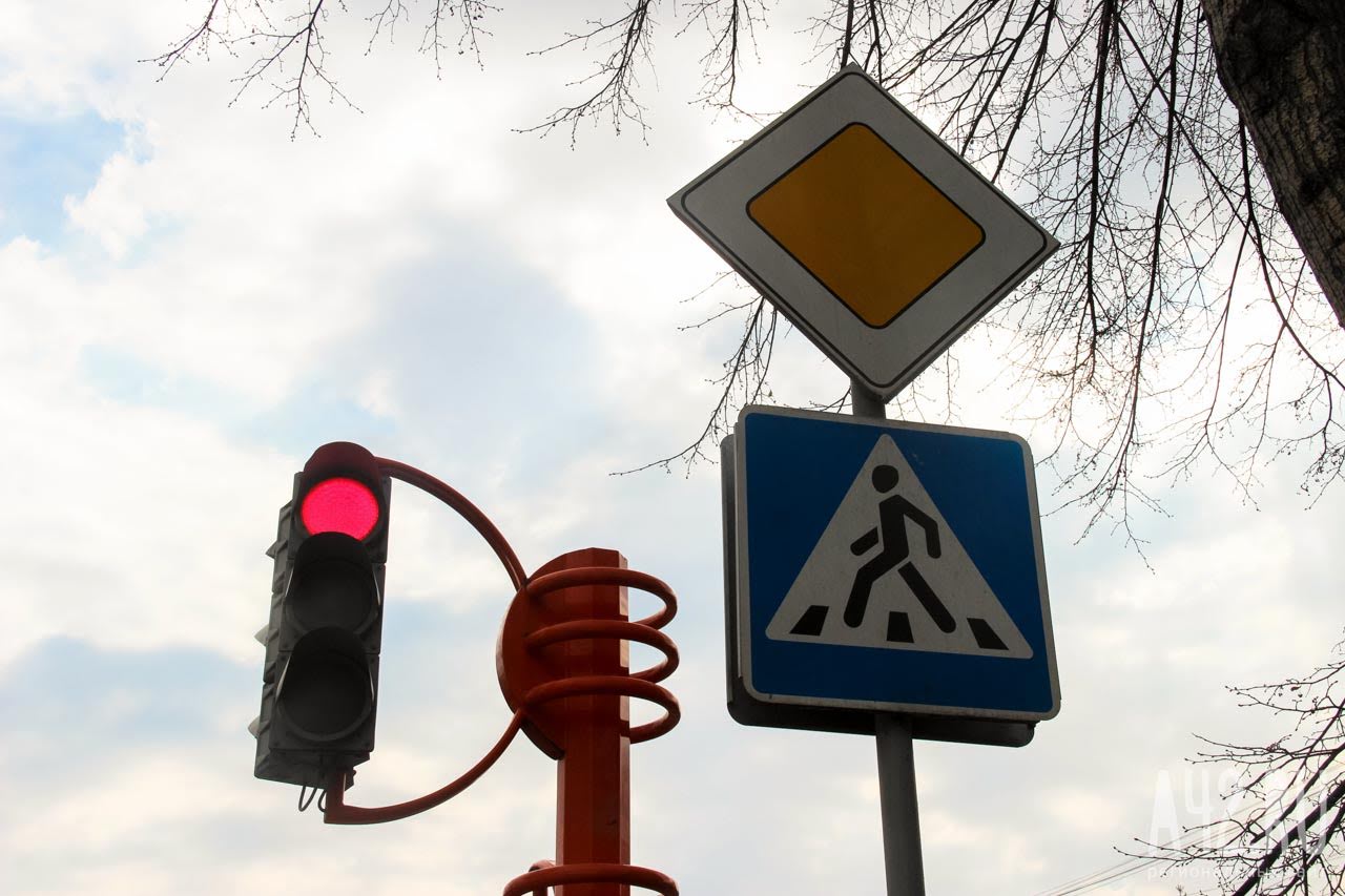 Светофор на перекрестке в центре Кемерова временно не будет работать   