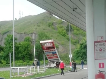 Фото: Момент столкновения автомобиля со стелой АЗС в Кузбассе попал на видео 1