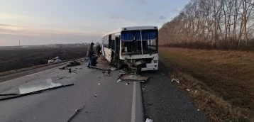 Фото: На кузбасской трассе произошло жёсткое ДТП с автобусом 1