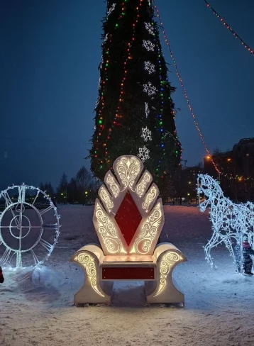 Фото: В Кузбассе под городской ёлкой появился волшебный трон Деда Мороза 1