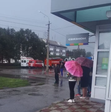 Фото: В Кузбассе почтовое отделение эвакуировали из-за вибрирующей посылки 1