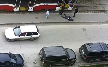 Фото: В Новосибирске мужчину с инсультом вынесли из трамвая и оставили на дороге 1
