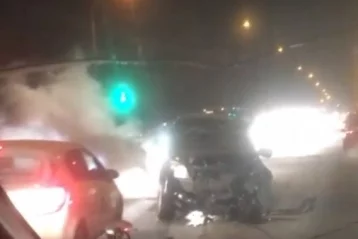 Фото: На кемеровском перекрёстке столкнулись Land Cruiser и Nissan, есть пострадавшие 1