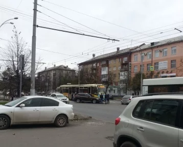 Фото: В Кемерове внедорожник BMW врезался в трамвай 1