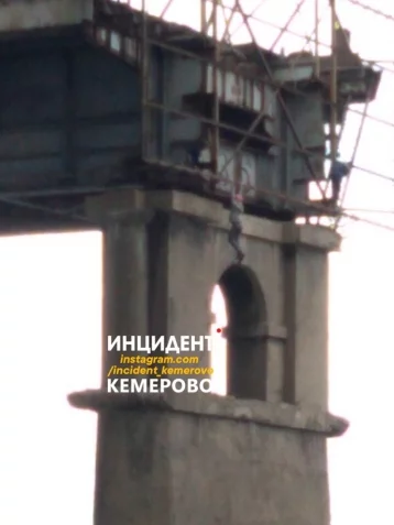 Фото: В Кемерове молодой человек повис на краю старого моста ради фотографии 1