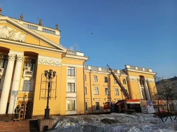 Фото: В Новокузнецке загорелся ДК «Алюминщик» 2