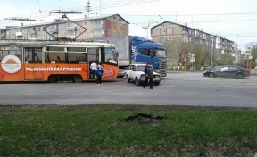 В Кемерове трамвай наехал на легковой автомобиль 