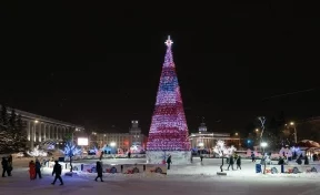Ледовые горки, сказочные скульптуры и рождественская ярмарка: какие развлечения подготовили для кемеровчан на площади Советов