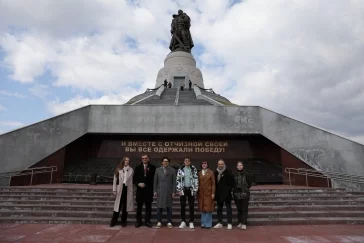 Фото: Телеведущий Андрей Малахов открыл выставку и возложил цветы к мемориалу Воину-освободителю в Кемерове 2