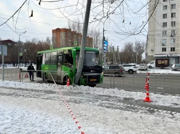 Фото: В Тюмени маршрутный автобус врезался в опору камеры фотофиксации, пострадали 10 человек 1