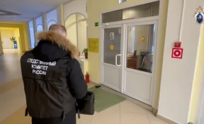 В Новом Уренгое школьник напал на одноклассницу и ранил ножом охранника