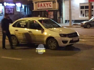 Фото: Под колёса такси в Кемерове попала молодая женщина 1