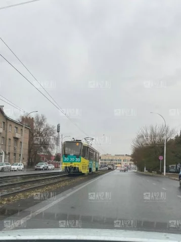 Фото: Очевидцы: в Кемерове трамвай сошёл с рельсов 4