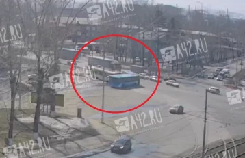 Фото: В Кемерове трамвай столкнулся с автобусом: момент ДТП попал на видео 1