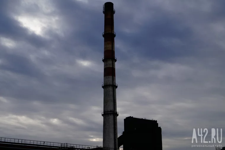 Фото: Сера, сажа, аммиак: сотни тонн фильтруют, тысячи летят на город. Что кемеровские заводы делают с воздухом в режиме «чёрного неба» 1