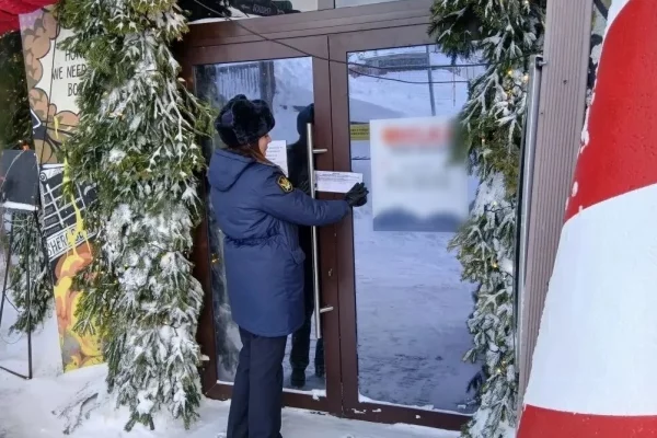 10 заболевших и 23 сотрудника без права доступа: приставы рассказали о нарушениях в баре Grelka в Шерегеше