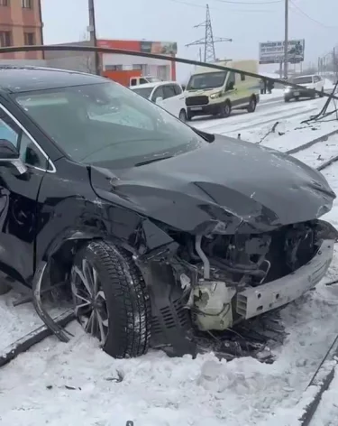 Lexus влетел в остановку в Улан-Удэ, пострадали пенсионерка и подросток