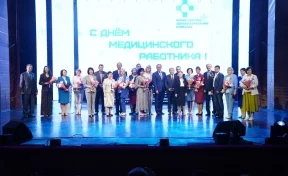 Илья Середюк вручил кузбасским медикам государственные и областные награды